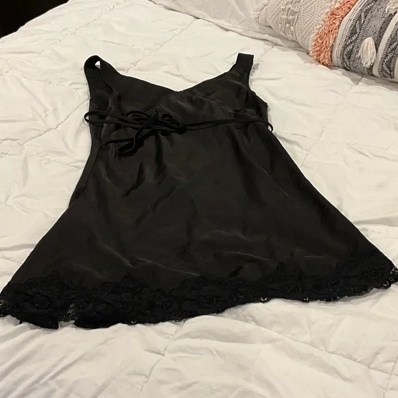 Sleek Black Lace Chemise - Picture 5 of 11